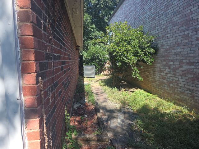 1717 Creekbend Drive, Lewisville, TX 75067