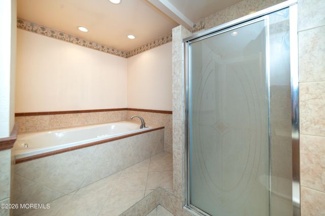 8 Winsor Court 2808, Sayreville, NJ 08872