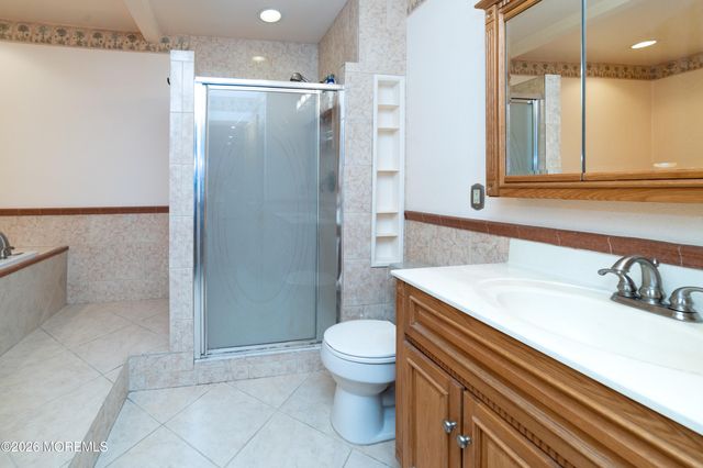 8 Winsor Court 2808, Sayreville, NJ 08872