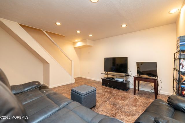 8 Winsor Court 2808, Sayreville, NJ 08872