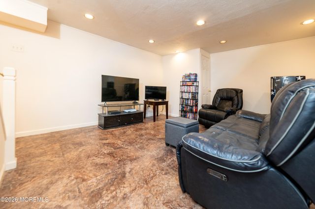 8 Winsor Court 2808, Sayreville, NJ 08872