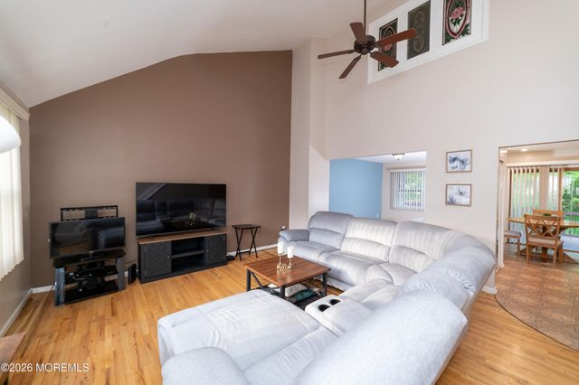 8 Winsor Court 2808, Sayreville, NJ 08872