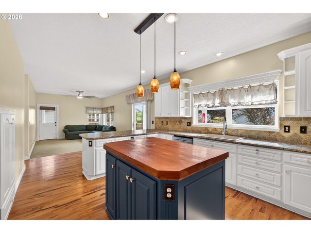 721 S PARK St, Carlton, OR 97111