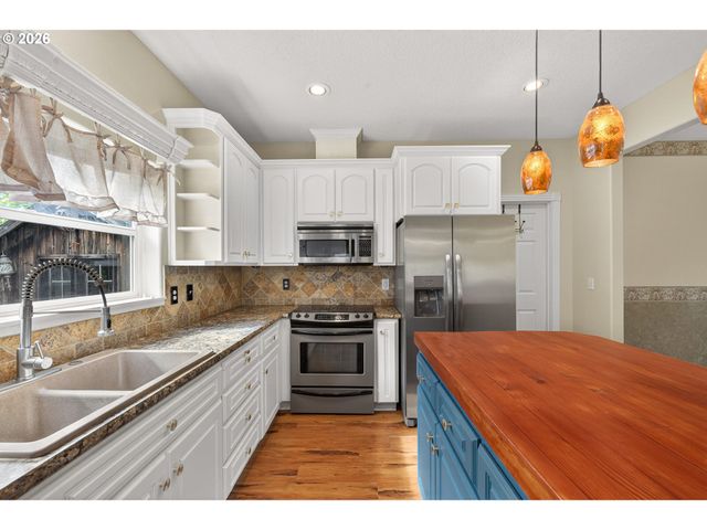 721 S PARK St, Carlton, OR 97111