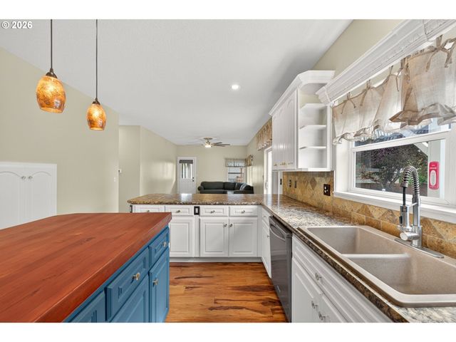 721 S PARK St, Carlton, OR 97111