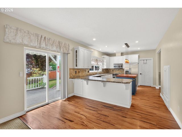721 S PARK St, Carlton, OR 97111