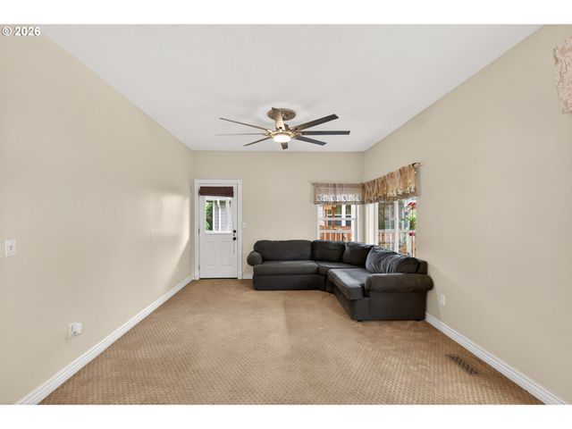 721 S PARK St, Carlton, OR 97111