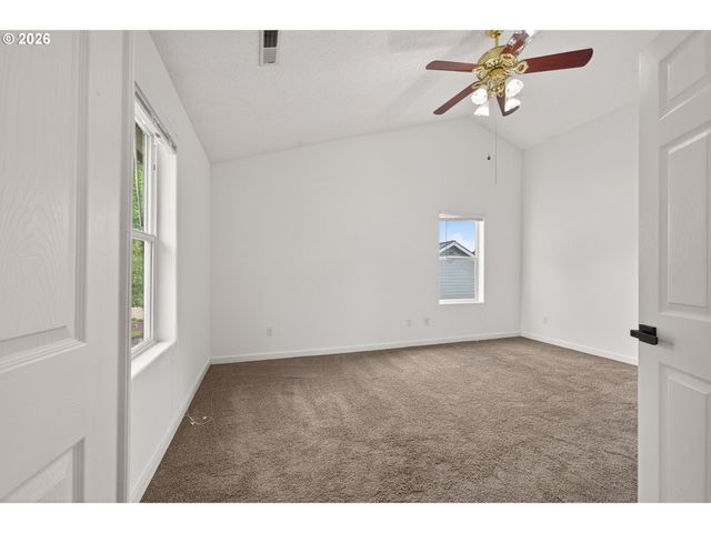 721 S PARK St, Carlton, OR 97111