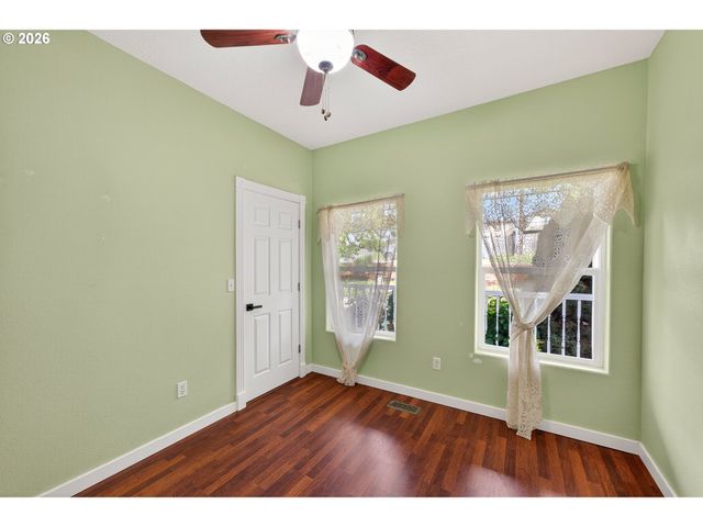 721 S PARK St, Carlton, OR 97111