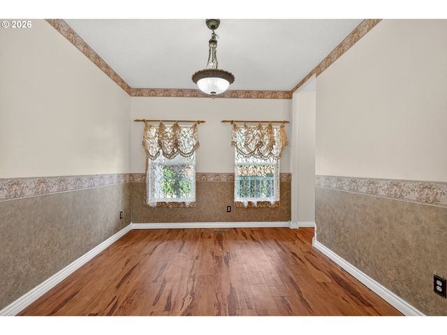 721 S PARK St, Carlton, OR 97111