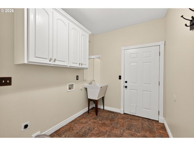 721 S PARK St, Carlton, OR 97111
