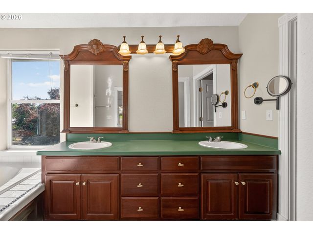 721 S PARK St, Carlton, OR 97111