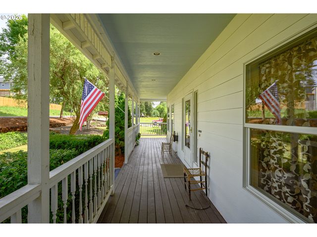 721 S PARK St, Carlton, OR 97111