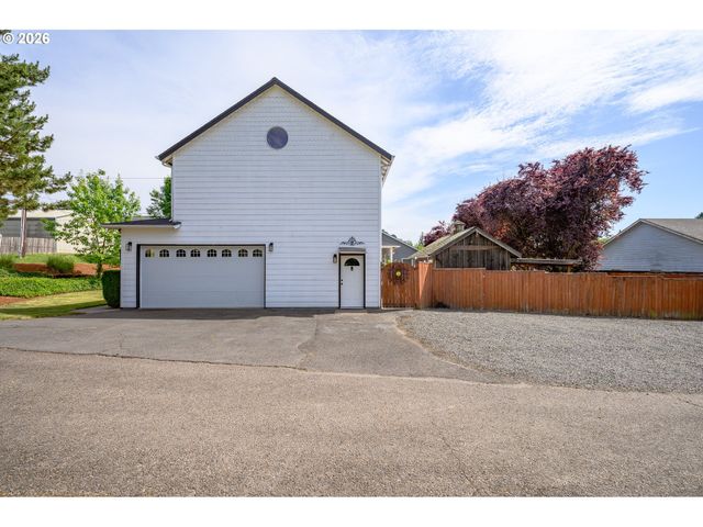 721 S PARK St, Carlton, OR 97111