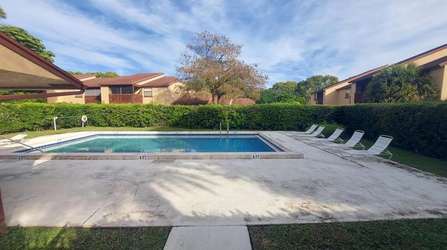 1203 Lakeview Drive E 1203, Royal Palm Beach, FL 33411