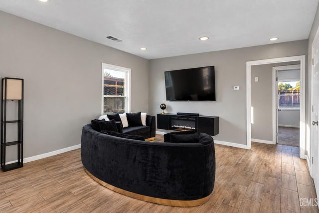 1218 Crawford Street, Bakersfield, CA 93305