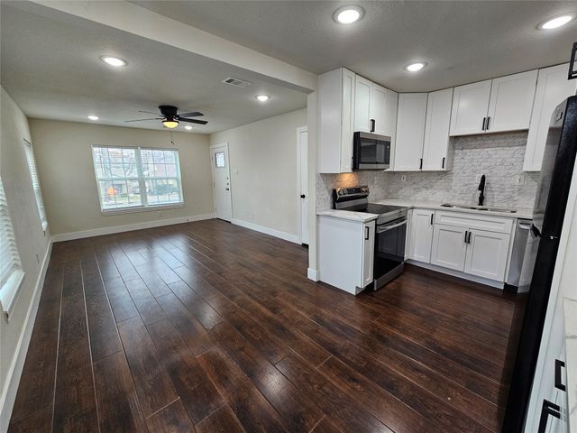 211 N Hampton Road, Dallas, TX 75208