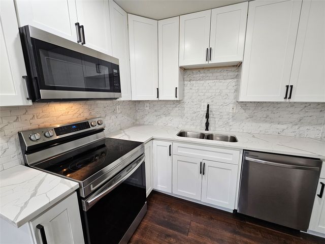 211 N Hampton Road, Dallas, TX 75208