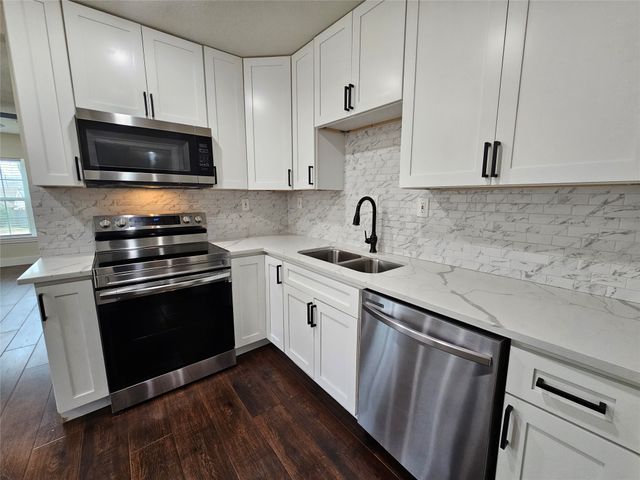 211 N Hampton Road, Dallas, TX 75208