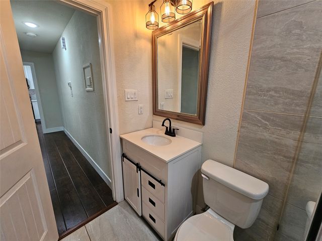211 N Hampton Road, Dallas, TX 75208