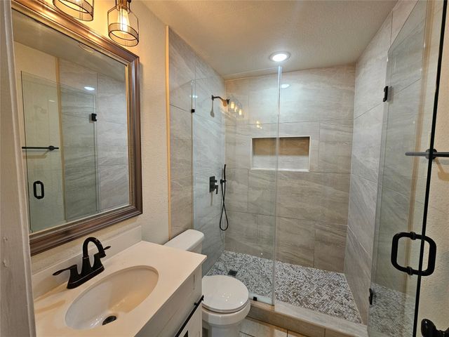 211 N Hampton Road, Dallas, TX 75208