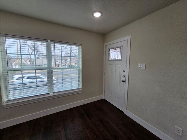 211 N Hampton Road, Dallas, TX 75208