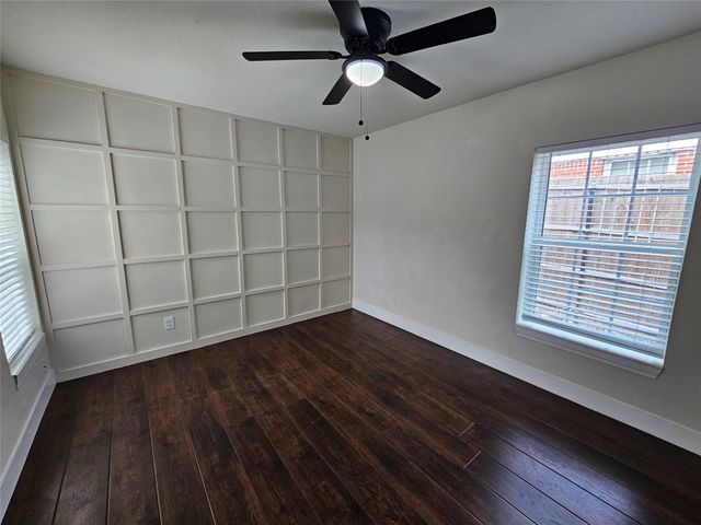 211 N Hampton Road, Dallas, TX 75208