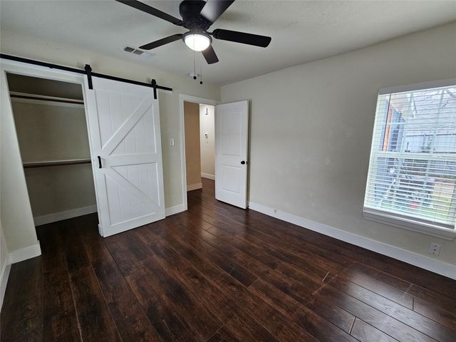 211 N Hampton Road, Dallas, TX 75208