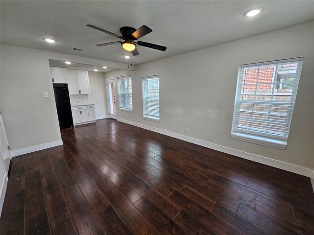 211 N Hampton Road, Dallas, TX 75208