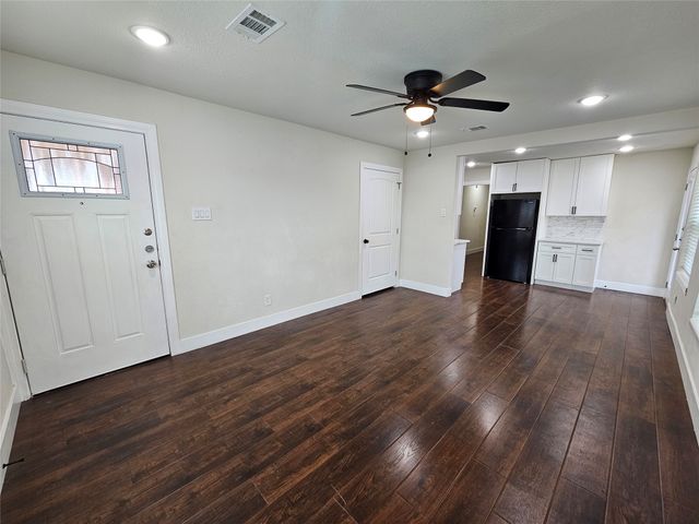 211 N Hampton Road, Dallas, TX 75208