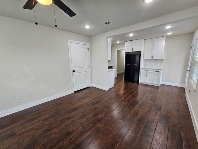 211 N Hampton Road, Dallas, TX 75208