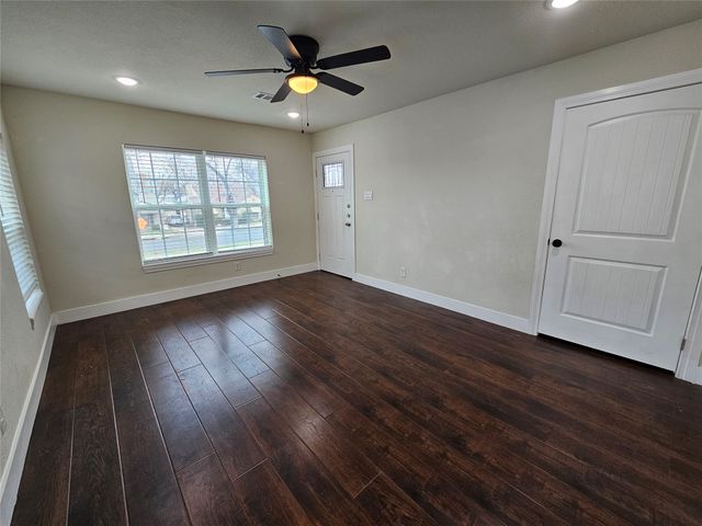 211 N Hampton Road, Dallas, TX 75208