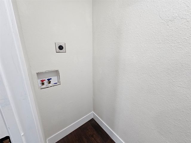 211 N Hampton Road, Dallas, TX 75208