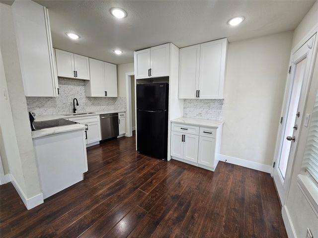 211 N Hampton Road, Dallas, TX 75208