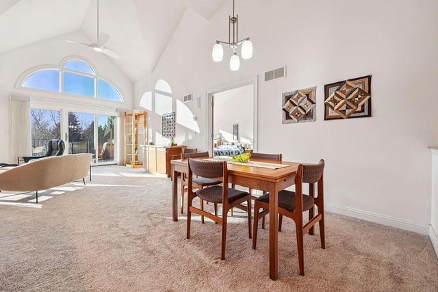 445 Sunset TRAIL, Hartland, WI 53029