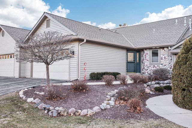 445 Sunset TRAIL, Hartland, WI 53029