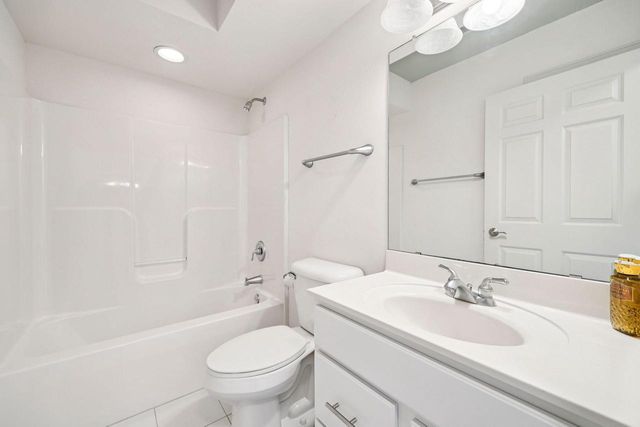 445 Sunset TRAIL, Hartland, WI 53029