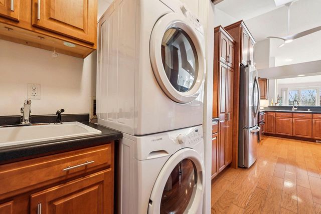 445 Sunset TRAIL, Hartland, WI 53029