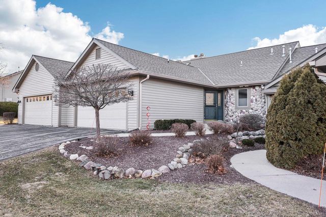 445 Sunset TRAIL, Hartland, WI 53029