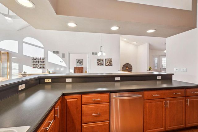 445 Sunset TRAIL, Hartland, WI 53029