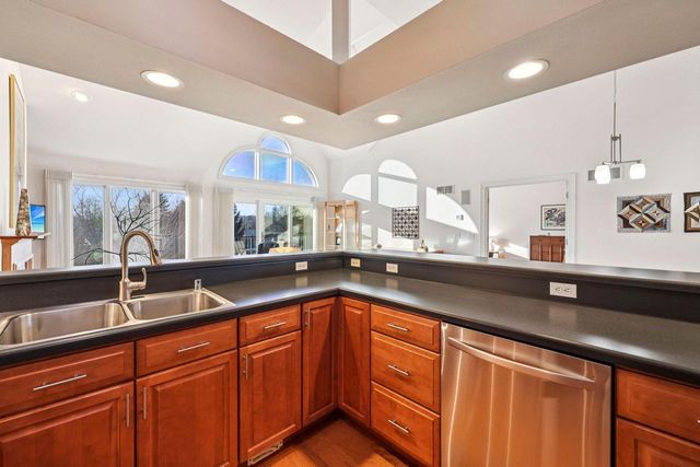 445 Sunset TRAIL, Hartland, WI 53029