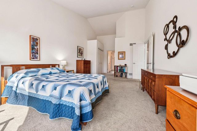 445 Sunset TRAIL, Hartland, WI 53029