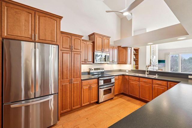 445 Sunset TRAIL, Hartland, WI 53029