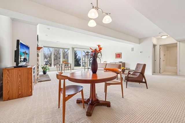 445 Sunset TRAIL, Hartland, WI 53029