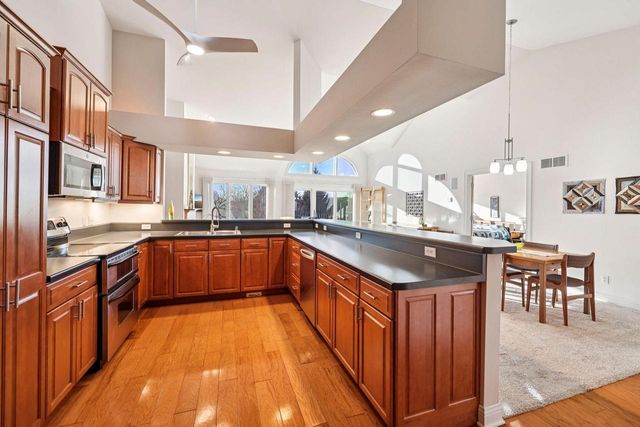 445 Sunset TRAIL, Hartland, WI 53029