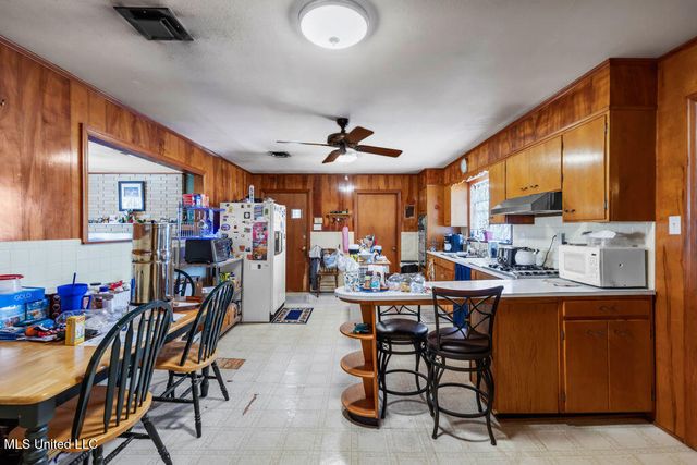15900 Van Eaton Circle, Biloxi, MS 39532