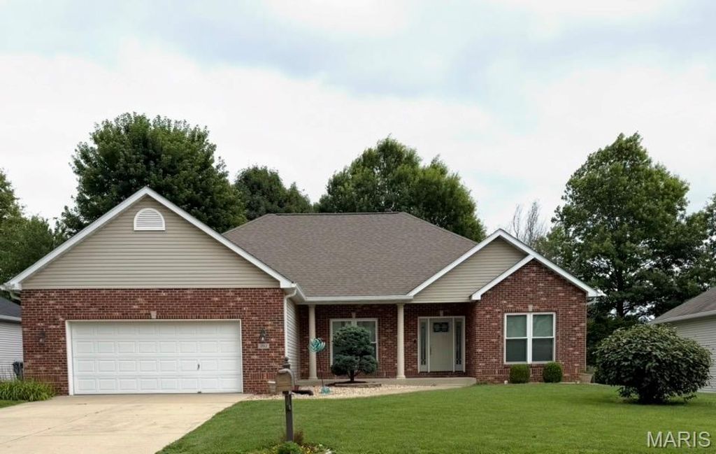 2612 Sandstone Drive, Maryville, IL 62062