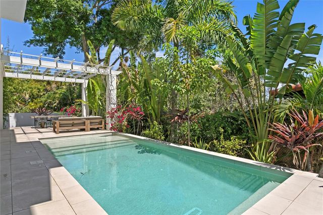 325 22ND AVENUE NE, St Petersburg, FL 33704