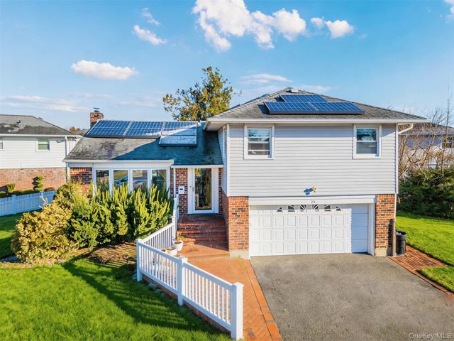 22 Forest Drive, Plainview, NY 11803