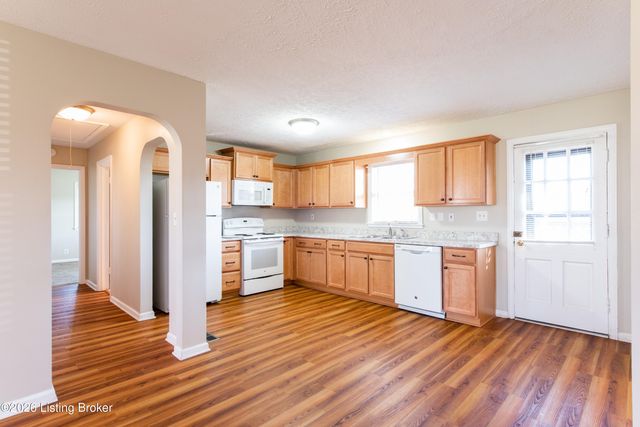 18 Cardwell Way, Louisville, KY 40220